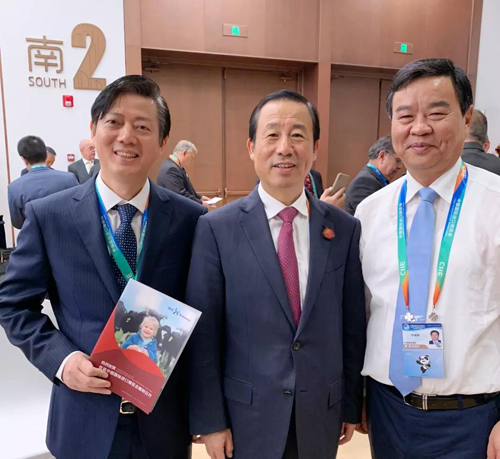 湖南省委副書記、省長許達哲（中）、湖南省副省長何報翔（右一）、澳優(yōu)董事長顏衛(wèi)彬（左一）在進博會現(xiàn)場合影