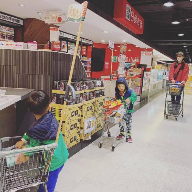 范瑋琪帶兒子逛超市