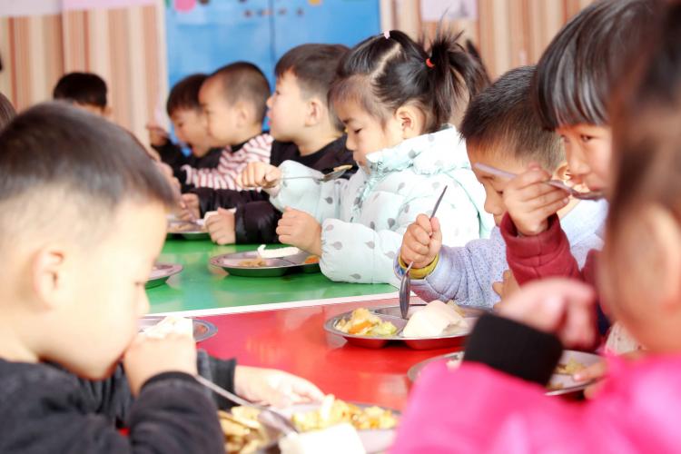 三部委:中小學(xué)及幼兒園校方負(fù)責(zé)人應(yīng)與學(xué)生一起進(jìn)餐