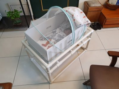 和以往嬰兒床說再見，有媽媽喂芬蘭床就夠了