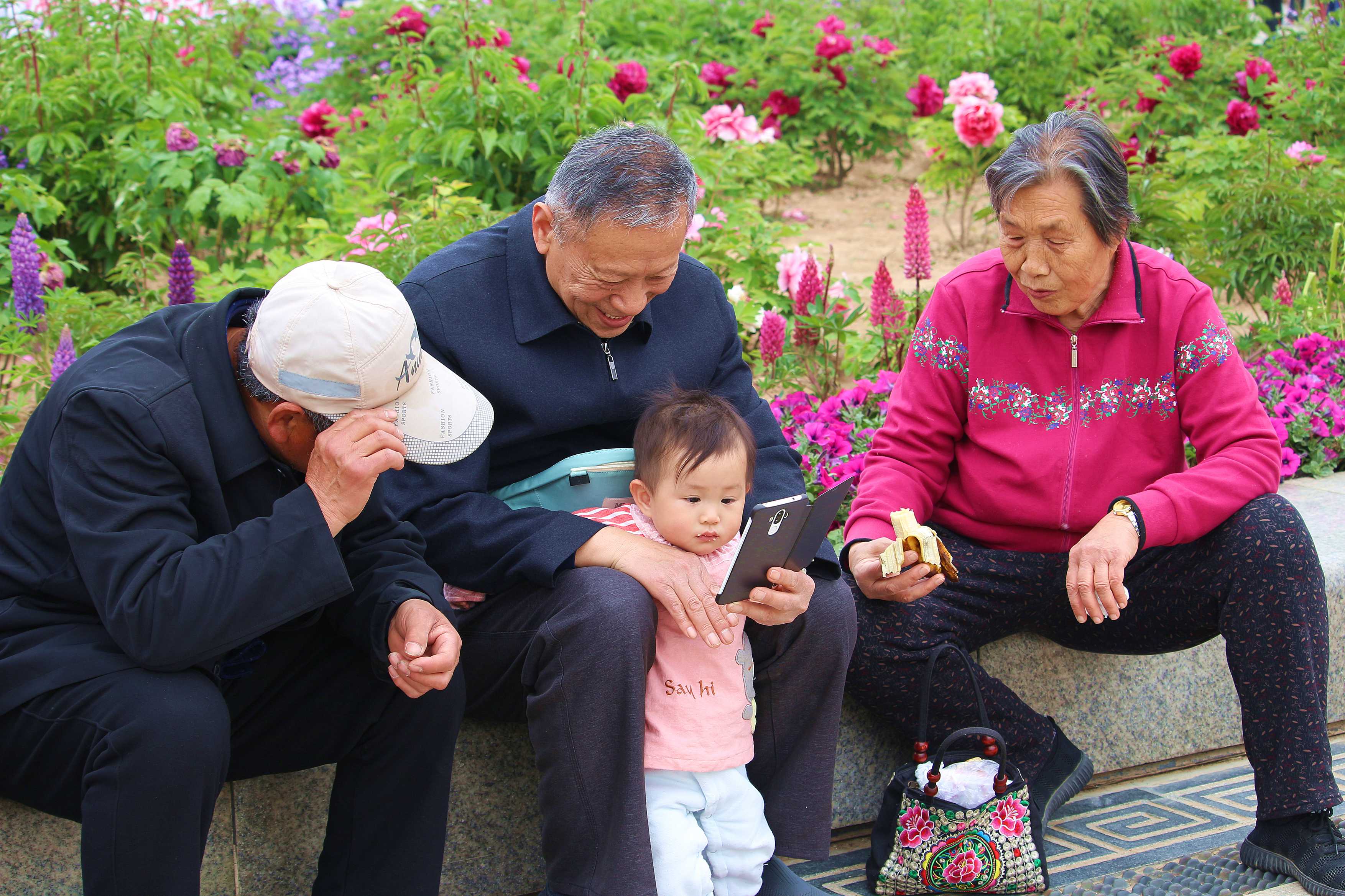 把孩子交給長(zhǎng)輩撫養(yǎng)時(shí)，一定要警惕過(guò)度寵愛(ài)