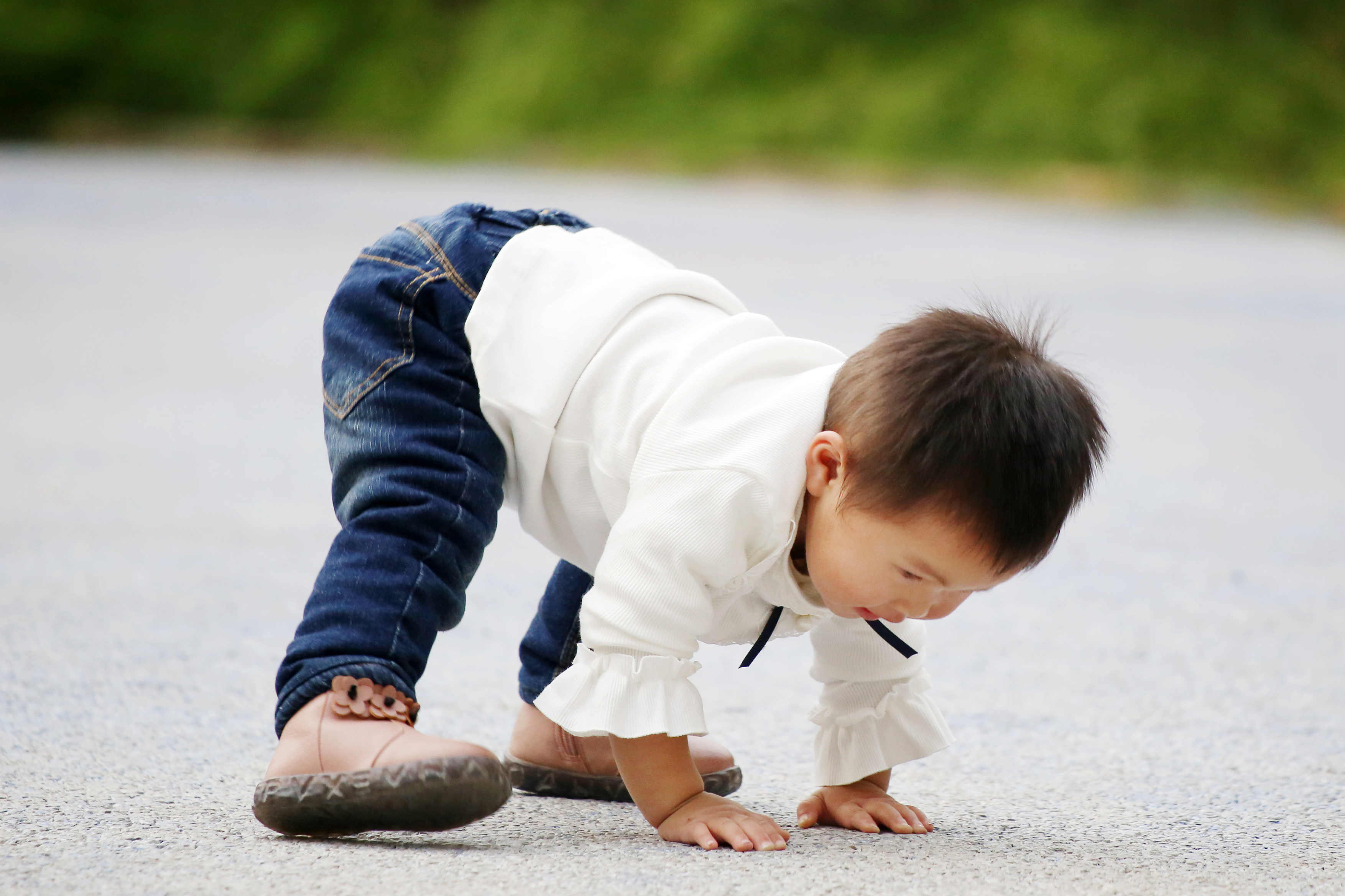 孩子光腳跑會(huì)受寒？沒那么嬌氣