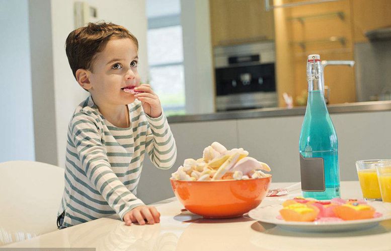 孩子怎么喝水怎么吃零食?新冠肺炎疫情期間有這些講究