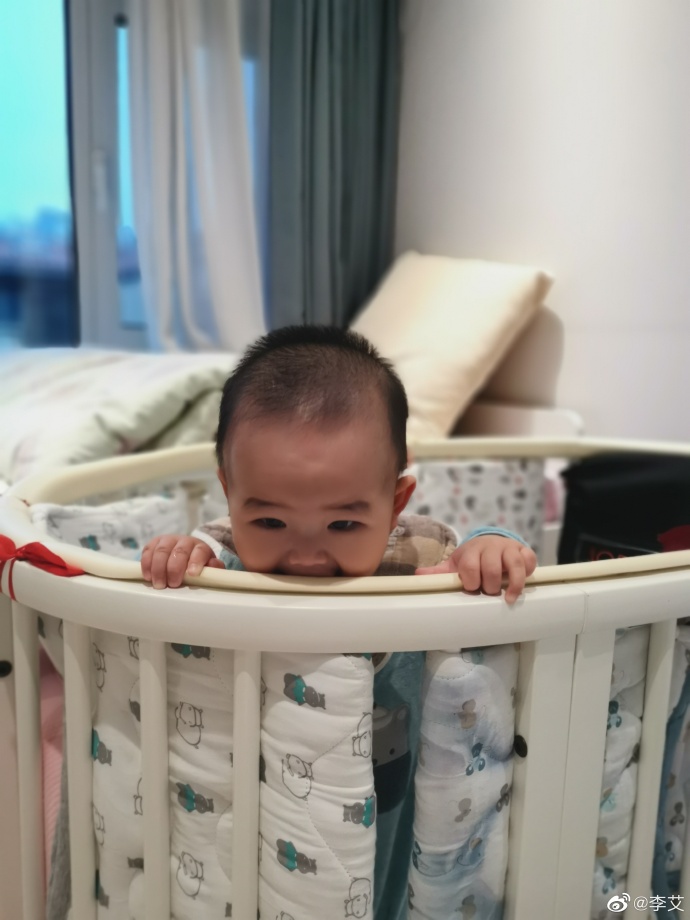 李艾又被兒子咬了！小家伙咬完還一臉壞笑