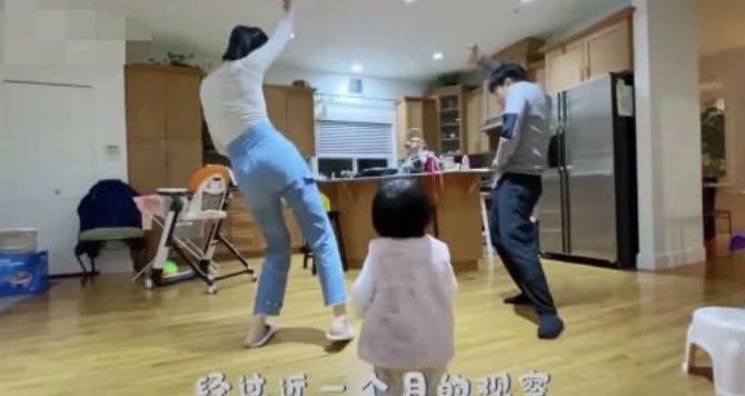 王祖藍(lán)在家陪女兒跳舞，場(chǎng)面搞笑又溫馨