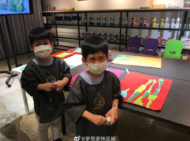 林志穎曬雙胞胎兒子畫(huà)作 兄弟倆戴花口罩笑眼彎彎