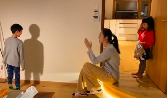姚晨輔導(dǎo)兒子土豆讀寫(xiě)作業(yè) 自侃拿出九成臺(tái)詞功力
