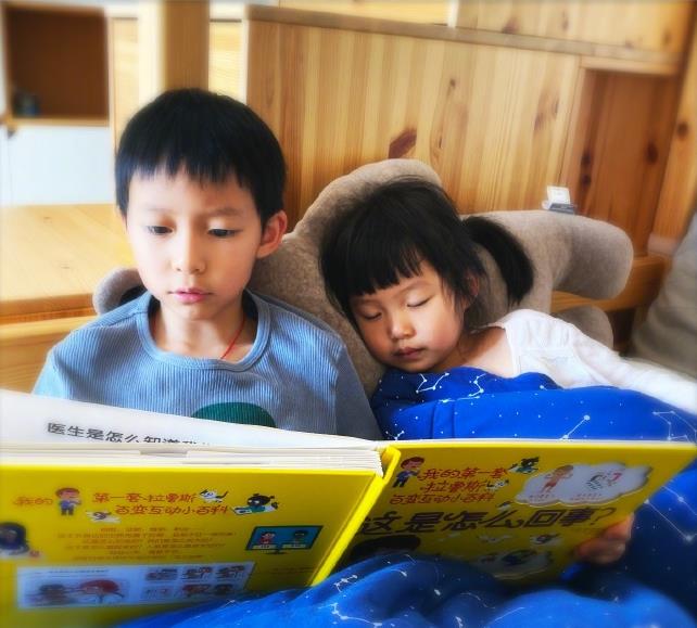 姚晨兒子給妹妹講故事，小茉莉聽著一會就睡著了