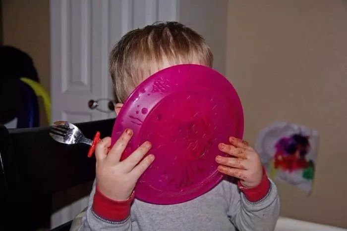 孩子3歲吃飯還要追著喂，小孩挑食、吃飯難，媽媽該怎么搞定？
