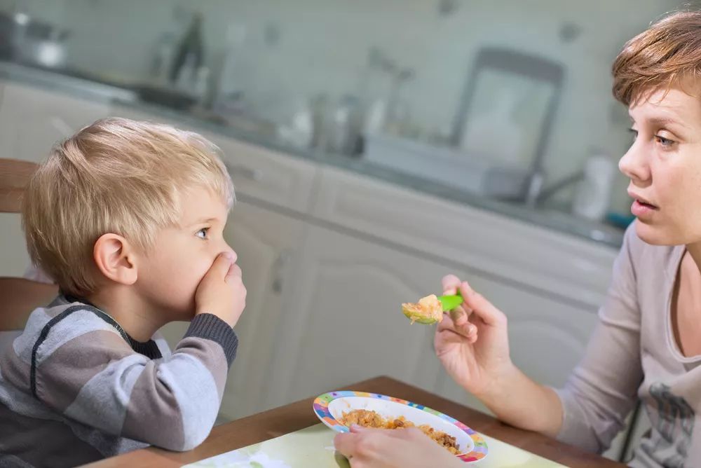 2種堪稱“送命式”的喂飯方式，讓孩子積食不長個