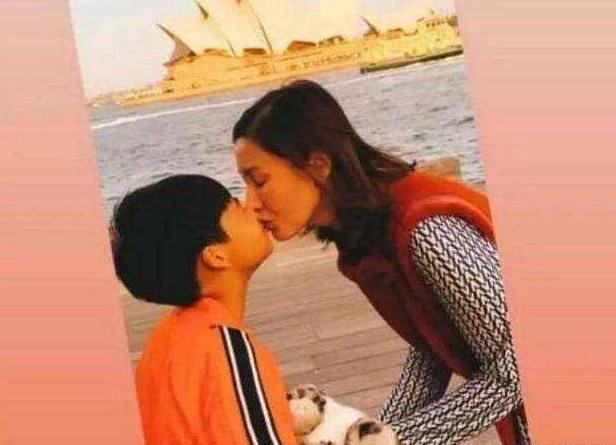 李嘉欣曬和8歲兒子泳池親吻照，異性親子間的“界限”怎么把握？