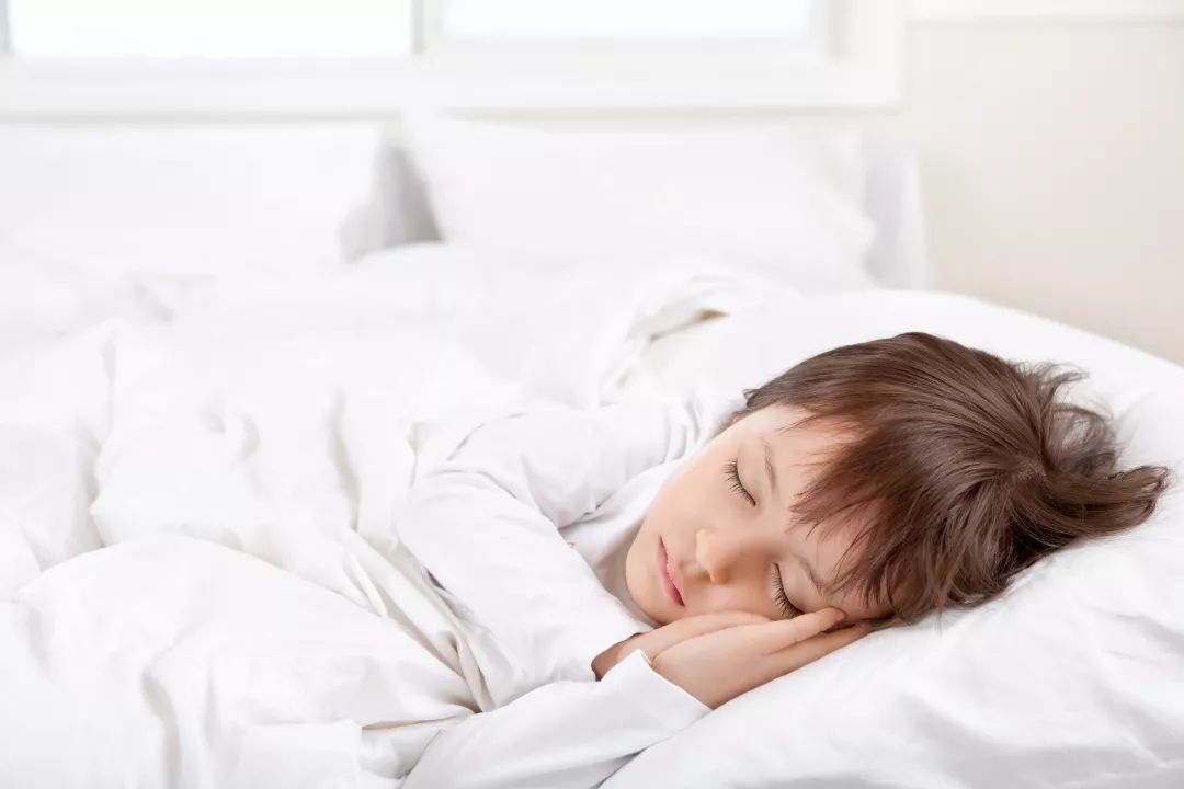 孩子睡覺特別愛出汗不要盲目補鈣 也可能是生理多汗