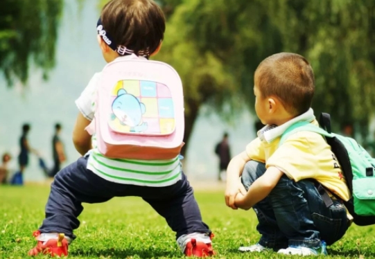駝背、高低肩、八字腳不良體態(tài)，會(huì)毀了孩子一生 !如何糾正？