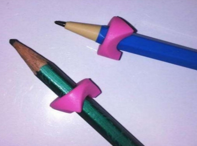 握筆器已經(jīng)成為了小學(xué)生的新寵，小孩寫字用握筆器好嗎