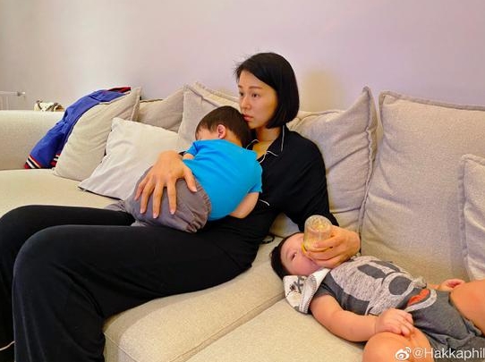 胡杏兒一手抱大寶，一手給二寶喂奶，二胎家庭的歡樂(lè)日常