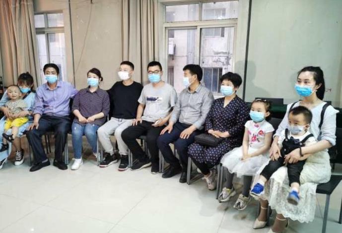 “錯換人生28年”的兩家人跨省認親 兩家人的“全家?！?/>
      <div   id=