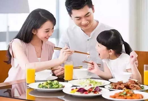 聰明的媽媽不會讓愉快的親子就餐時光變成訓(xùn)導(dǎo)處