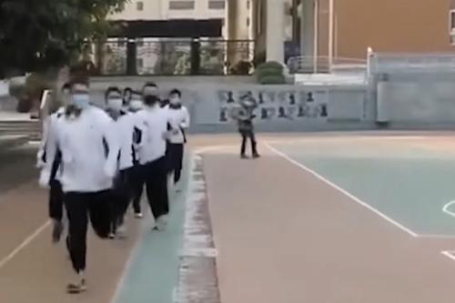 個(gè)別學(xué)校發(fā)生運(yùn)動猝死 海南要求體育課保持間距不戴口罩