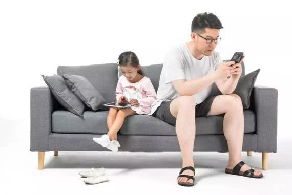 寶寶愛搶手機(jī)，不是他想要玩，其實(shí)只是一種本能！
