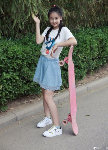 葉一茜分享女兒玩滑板日常 森碟穿短裙雙腿白皙元?dú)馐?/>
      <div   id=