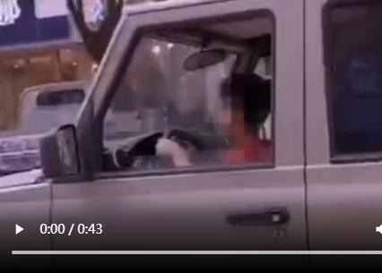 9歲男孩開車上路 媽媽當副駕：他有過開玩具車的經驗