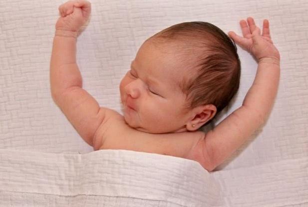 新生兒“舉手”睡姿要糾正嗎？投降式睡姿學(xué)問大