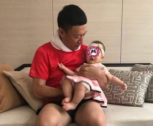 孫紅雷被兩歲半女兒“折磨” 在線提問(wèn)網(wǎng)友求支招
