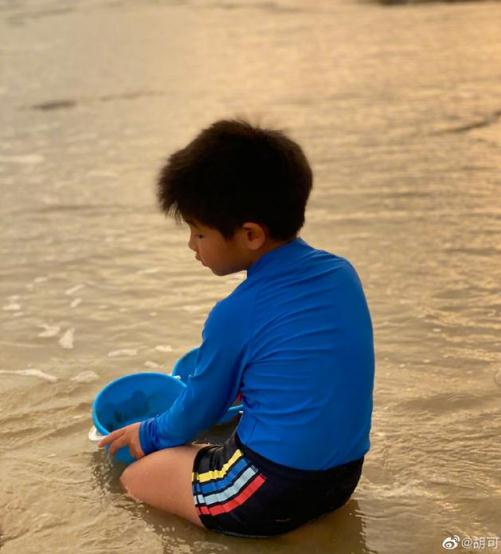 胡可曬小魚兒海邊玩沙照 吐槽兒子曬黑語(yǔ)氣超無(wú)奈