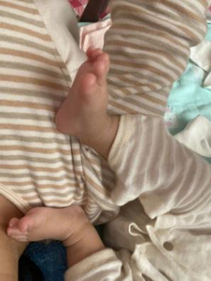 何雯娜曬女兒睡姿與小腳丫 幸福稱每一天都好快樂(lè)