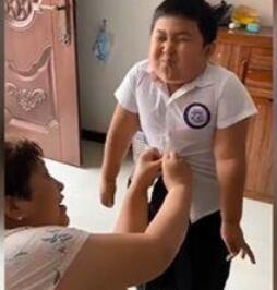 小朋友你是不是有很多的問號(hào)？ 男孩為穿上校服小臉都在使勁