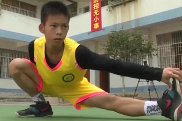少年不變夢想依舊 獨臂籃球少年注冊為運(yùn)動員