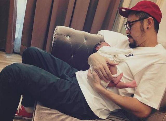 說唱歌手熱狗女友官宣二胎 未婚先孕備受網友熱議