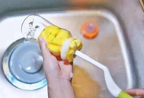 奶瓶清洗關系寶寶飲食安全 正確的清洗步驟是這樣的