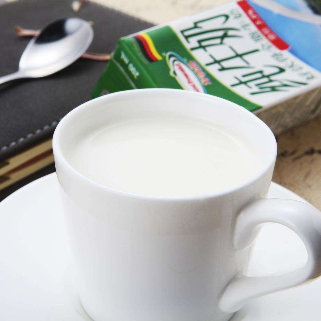 孩子喝奶粉好還是現(xiàn)成的牛奶好？