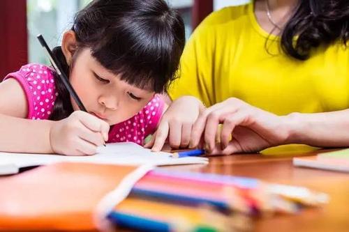 知名心理咨詢師告訴你：如何陪孩子寫作業(yè)
