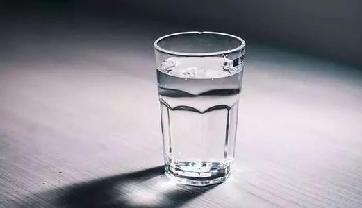 你家的寶寶這樣喝水嗎？趕快停下吧！