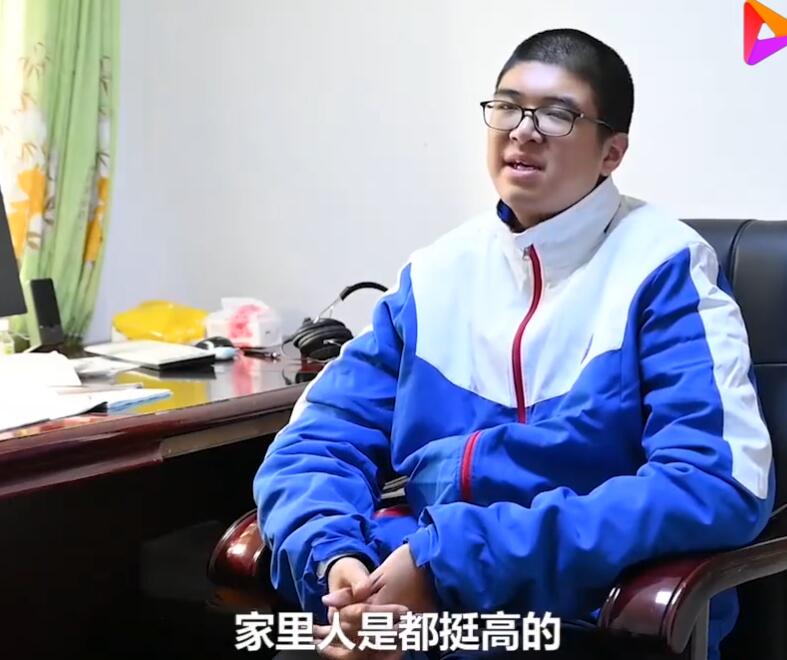 四川14歲男孩高221厘米 家族基因遺傳占了很大優(yōu)勢