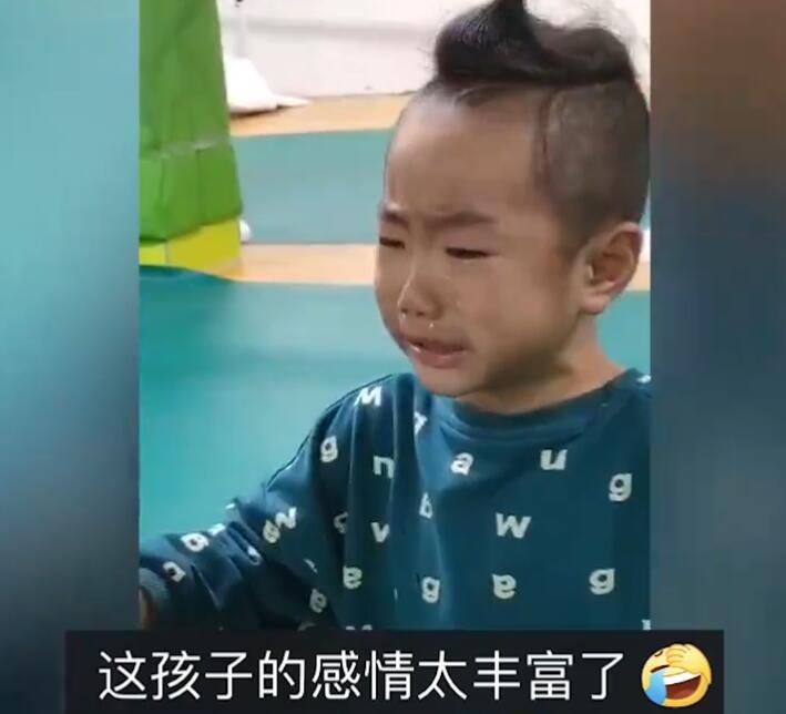 萌娃唱豫劇太入戲?qū)⒆约撼?一邊唱《清風(fēng)亭》一邊淚流