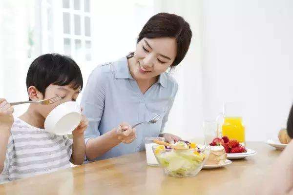湯泡飯少給孩子吃，這些危害家長要知道