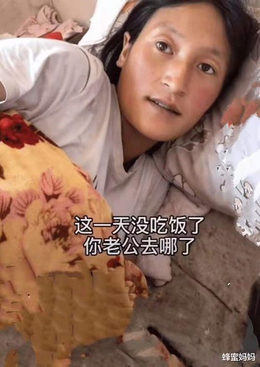 寶媽連生4娃無(wú)人照料，讓孩子喝水充饑