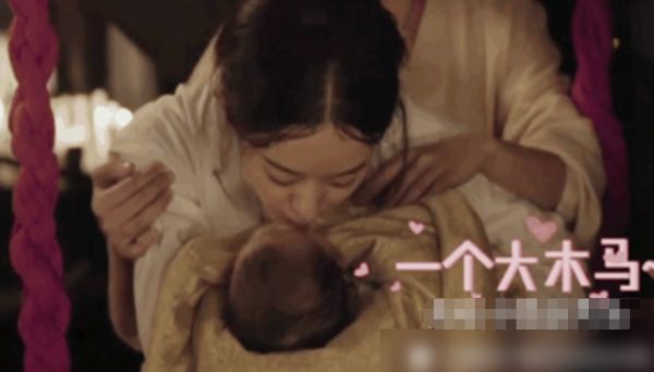 圍觀女星抱娃，趙麗穎母愛爆棚