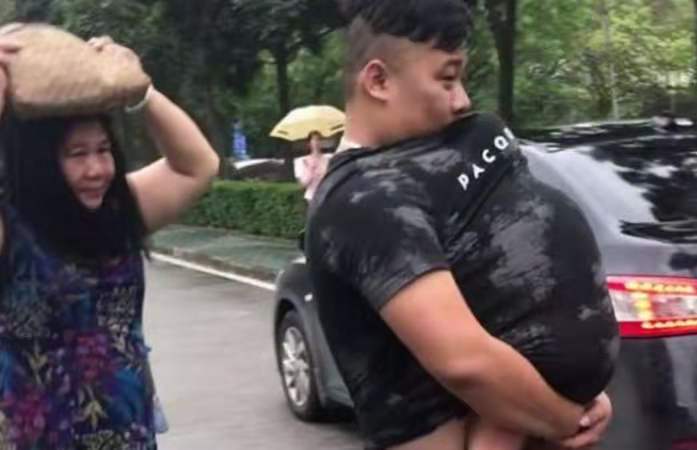 “袋鼠奶爸”巧妙為娃遮風(fēng)擋雨，網(wǎng)友調(diào)侃：這肚子像極了愛情