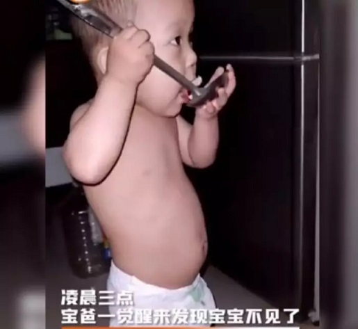 寶寶半夜餓醒獨(dú)立尋食，網(wǎng)友看后紛紛點(diǎn)贊