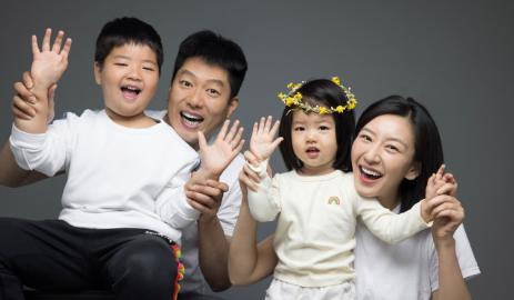 唐一菲曬全家福為5歲兒子慶生，網(wǎng)友紛紛留言祝福