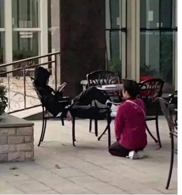 母女食物對比鮮明，無底線的寵愛只會毀了你的孩子