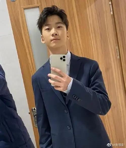 鄰家少年初長成，13歲天天曬近照讓網(wǎng)友不敢相信