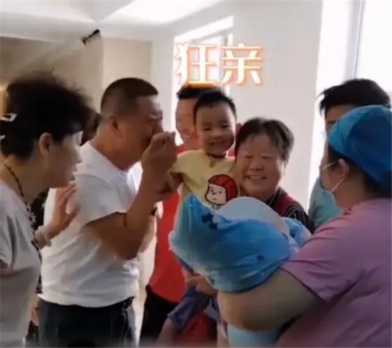二胎孫女出生，爺爺“教科書式”反應(yīng)引網(wǎng)友羨慕：“別人家的公婆”