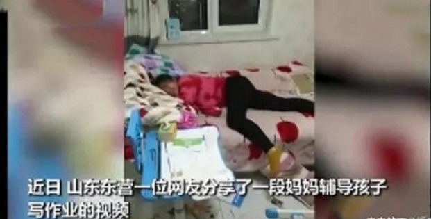 因輔導(dǎo)作業(yè)寶媽崩潰，兒子跪地抹淚，網(wǎng)友唏噓表示理解