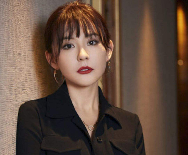 熱扎依深夜宣布升級做了媽媽，娛樂圈奇女子又回來了