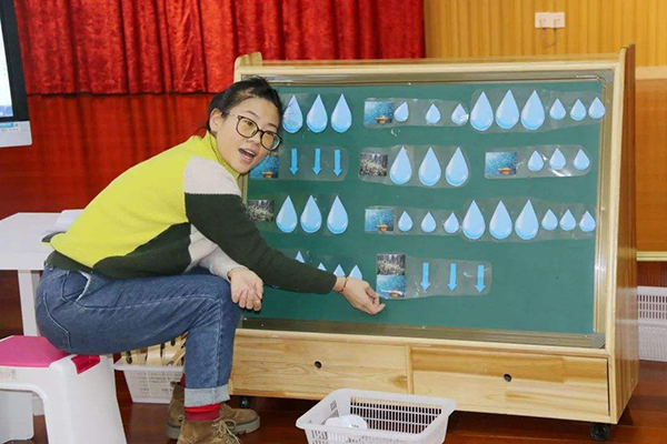 廣東幼兒園再現(xiàn)亂象，老師竟坐在女童身上玩手機